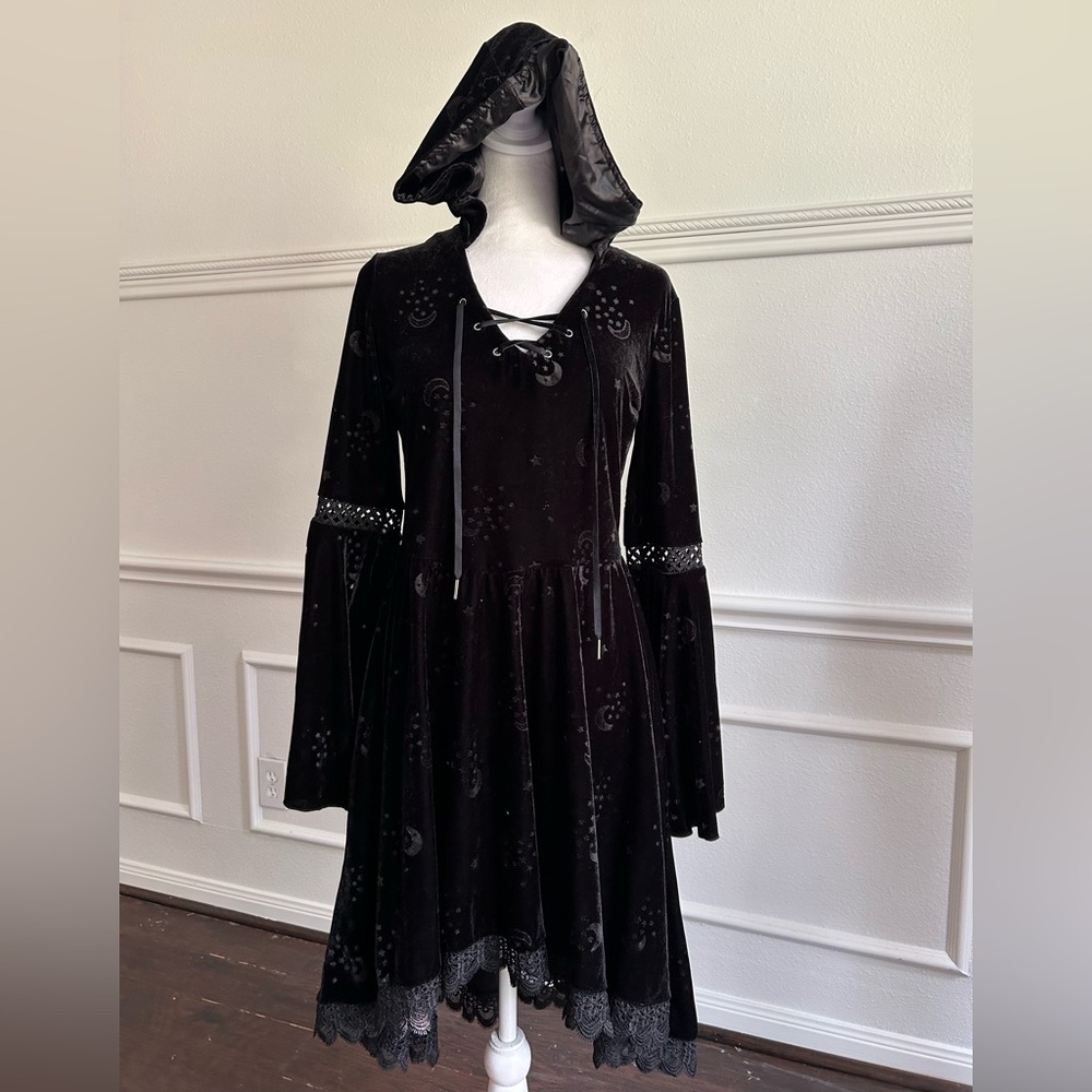 Spirit Halloween Black Velvet Hooded Garment, Size Small